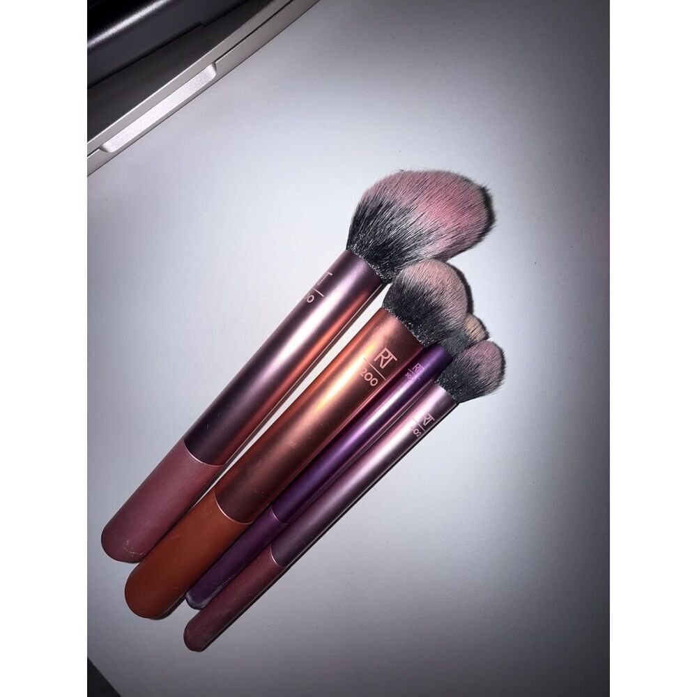 Real Techniques 6 Piece Makeup Brush Set Includes 4 Brushes & 2 Makeup Sponges